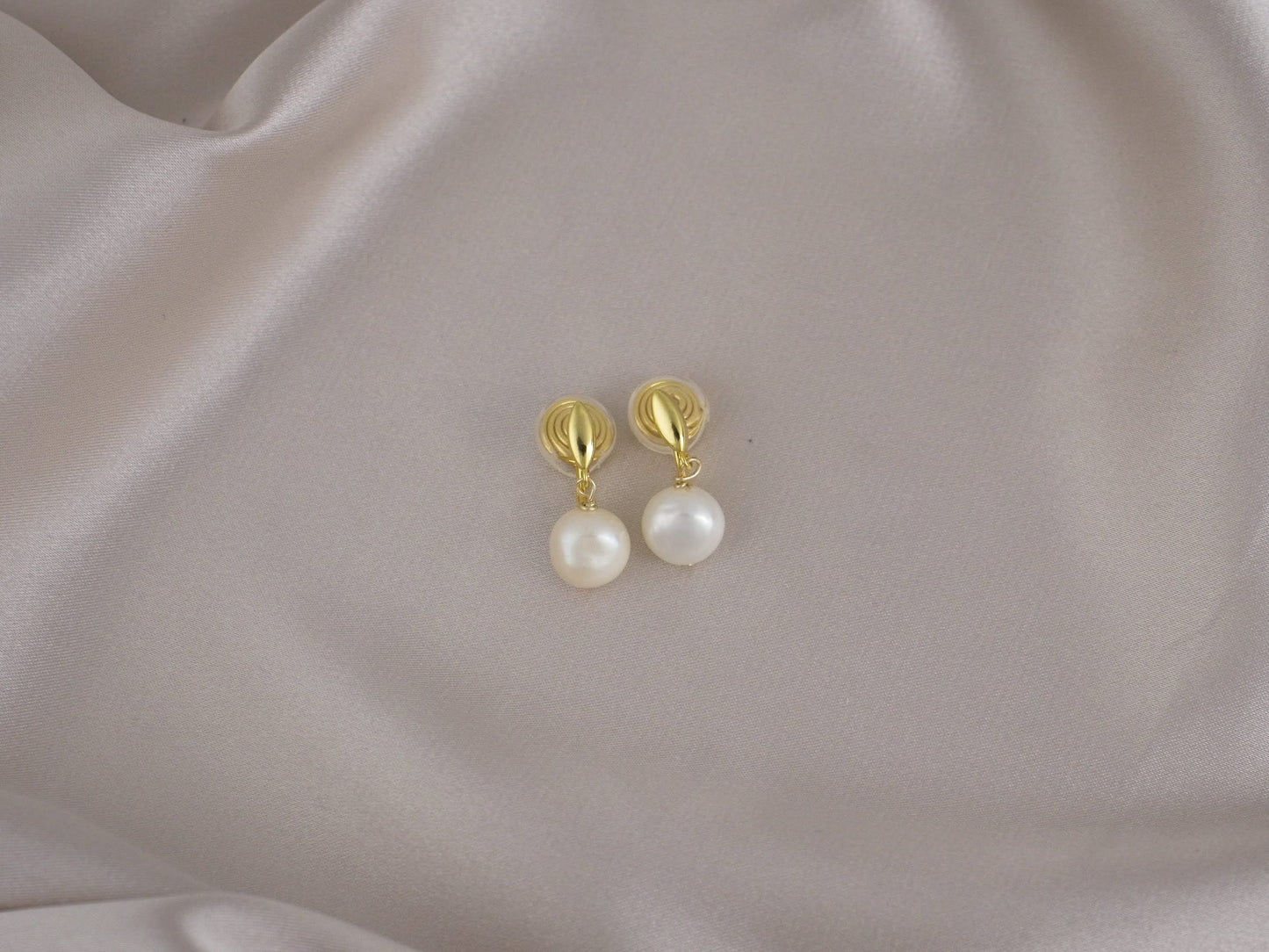 Elegant Vintage Bold Pearl Gold Clip-On Earring image 0