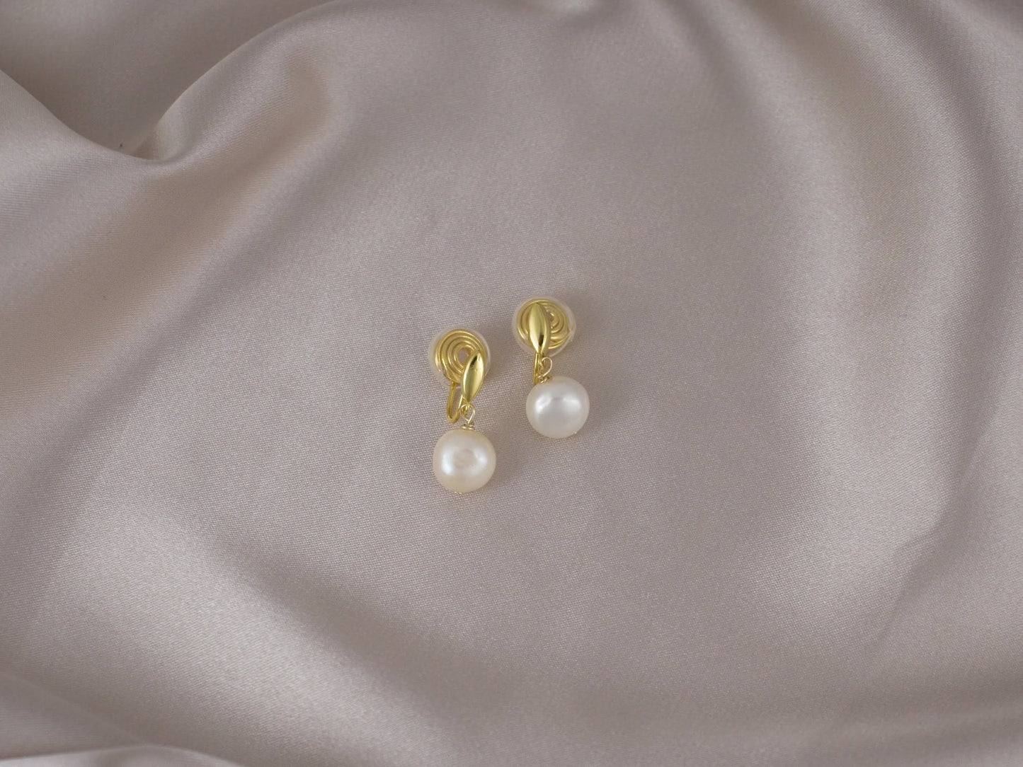 Elegant Vintage Bold Pearl Gold Clip-On Earring image 1