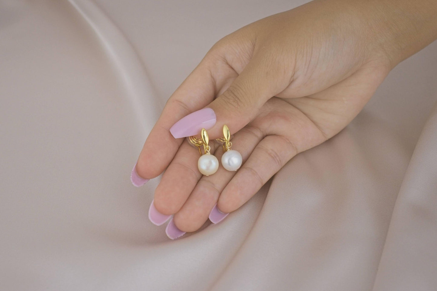 Elegant Vintage Bold Pearl Gold Clip-On Earring image 2