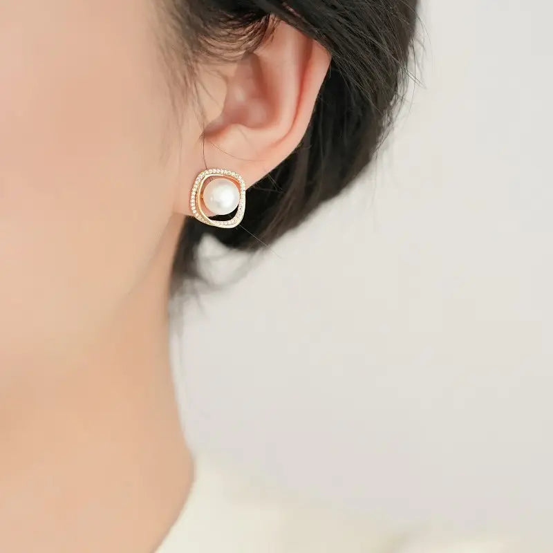 Freshwater - Clip on earring - Pearl, Zircon and Gold