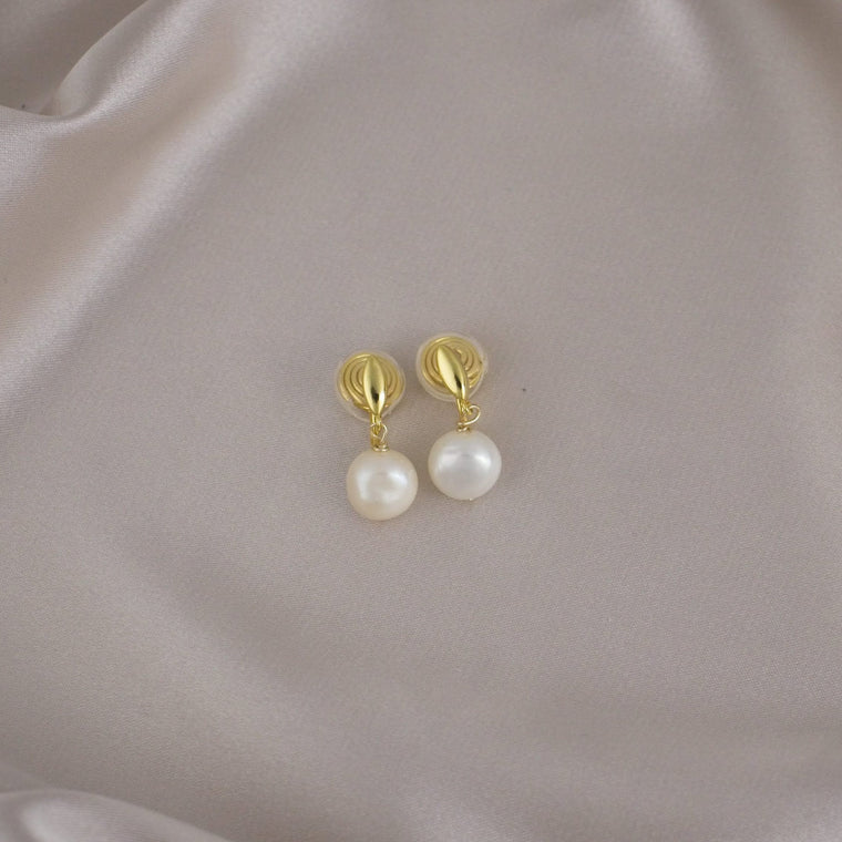 Elegant Vintage Bold Pearl Gold Clip-On Earring image 0