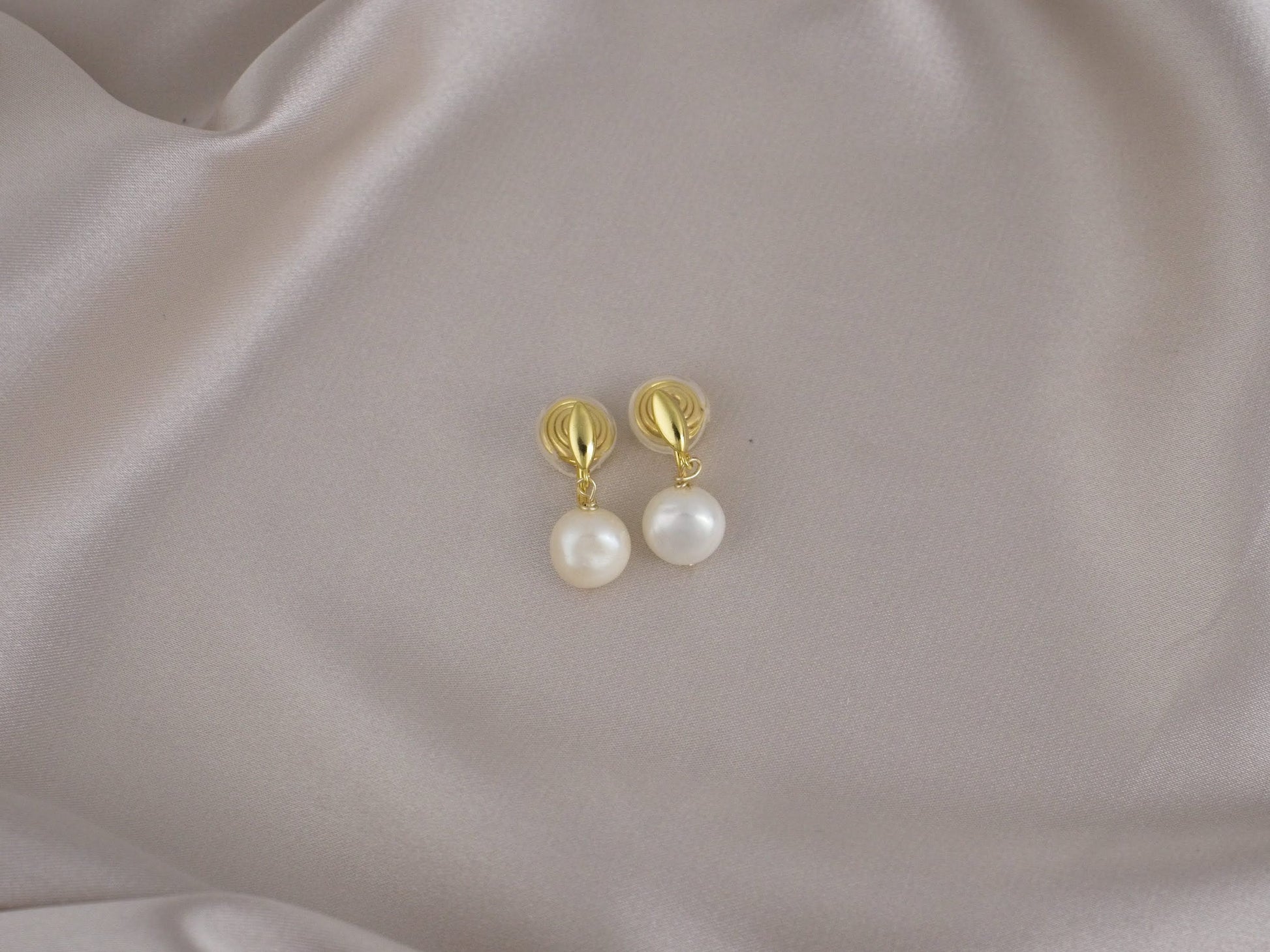 Elegant Vintage Bold Pearl Gold Clip-On Earring image 0