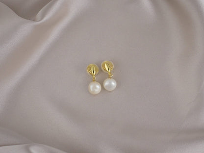 Elegant Vintage Bold Pearl Gold Clip-On Earring image 0