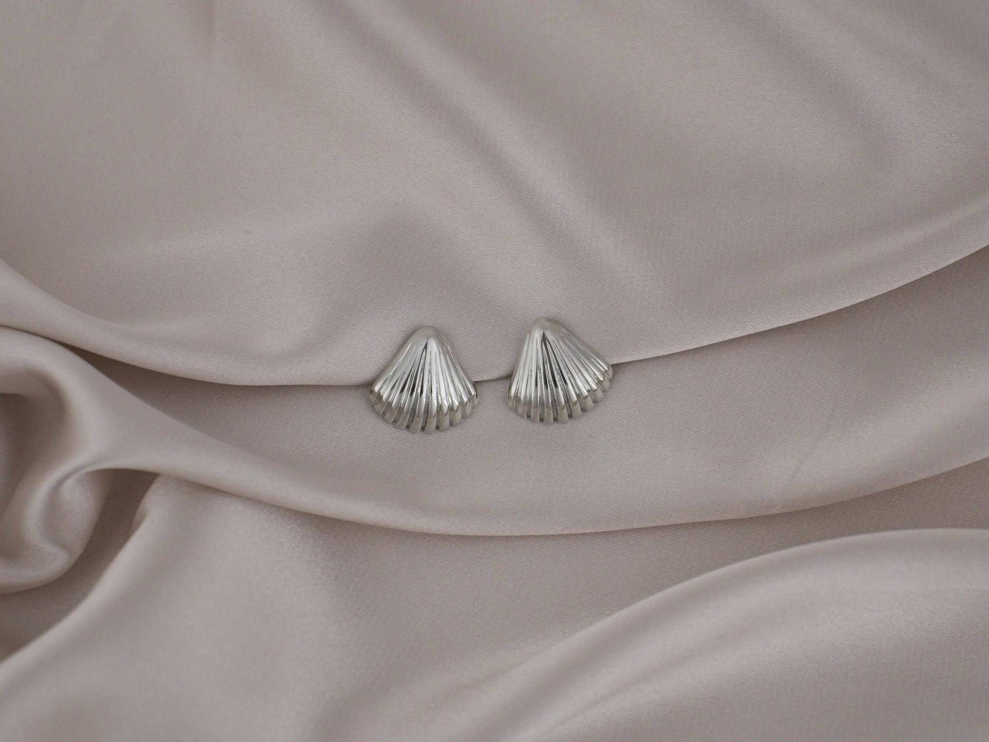 Coastal Shell Gold and Silver Clip-On Earring image 3