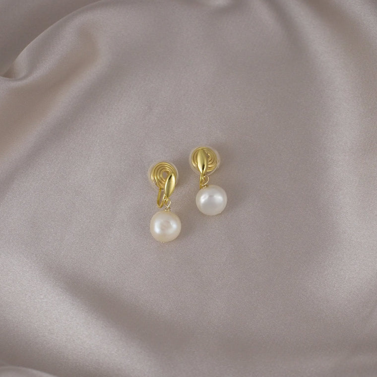 Elegant Vintage Bold Pearl Gold Clip-On Earring image 1