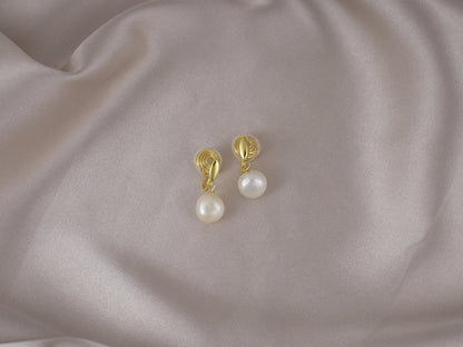 Elegant Vintage Bold Pearl Gold Clip-On Earring image 1
