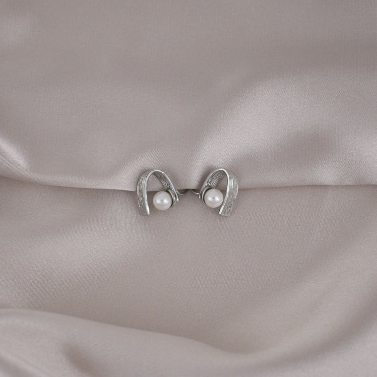 Tie Loop with Pearl Silver Earring image 0