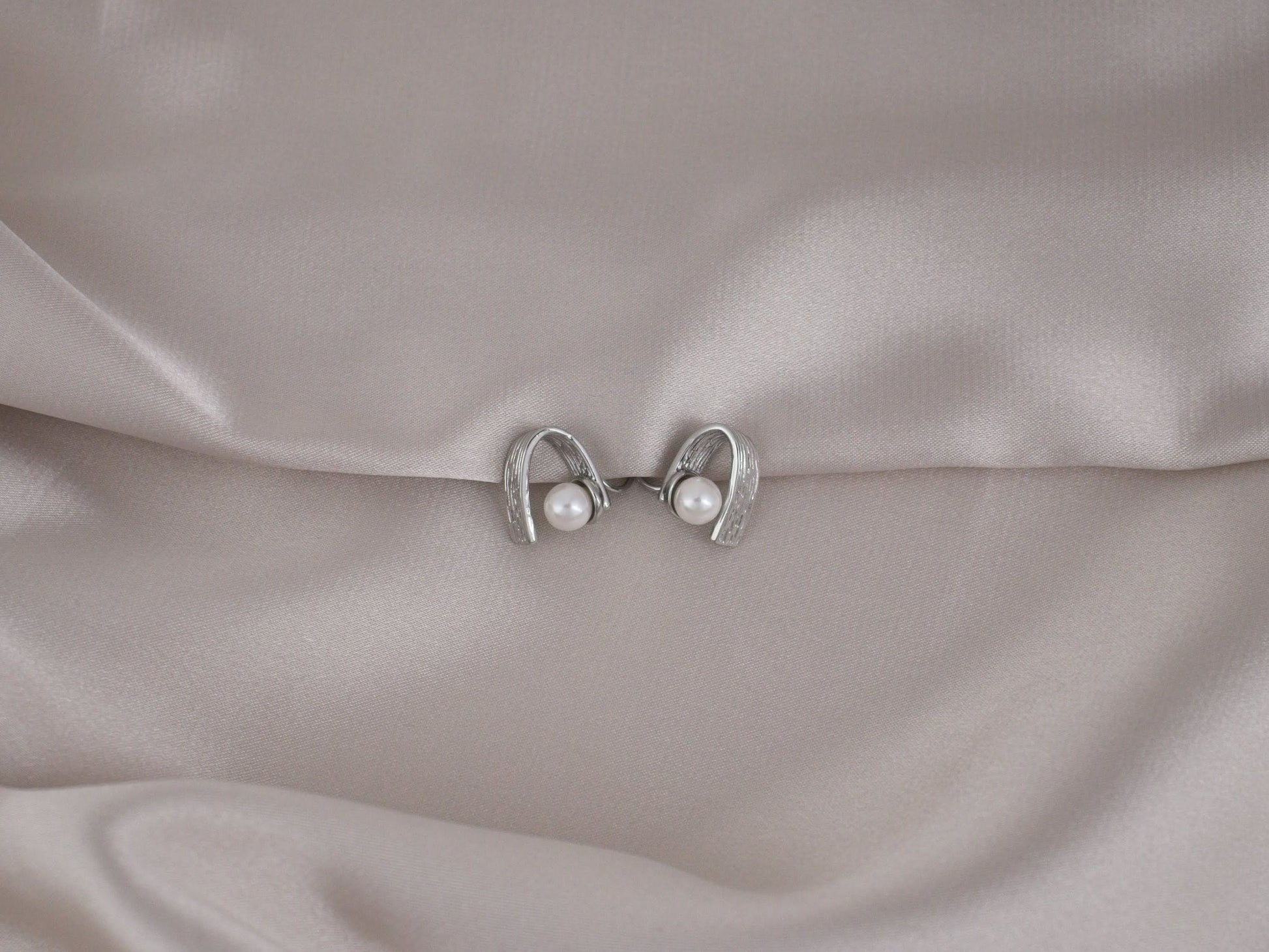 Tie Loop with Pearl Silver Earring image 0