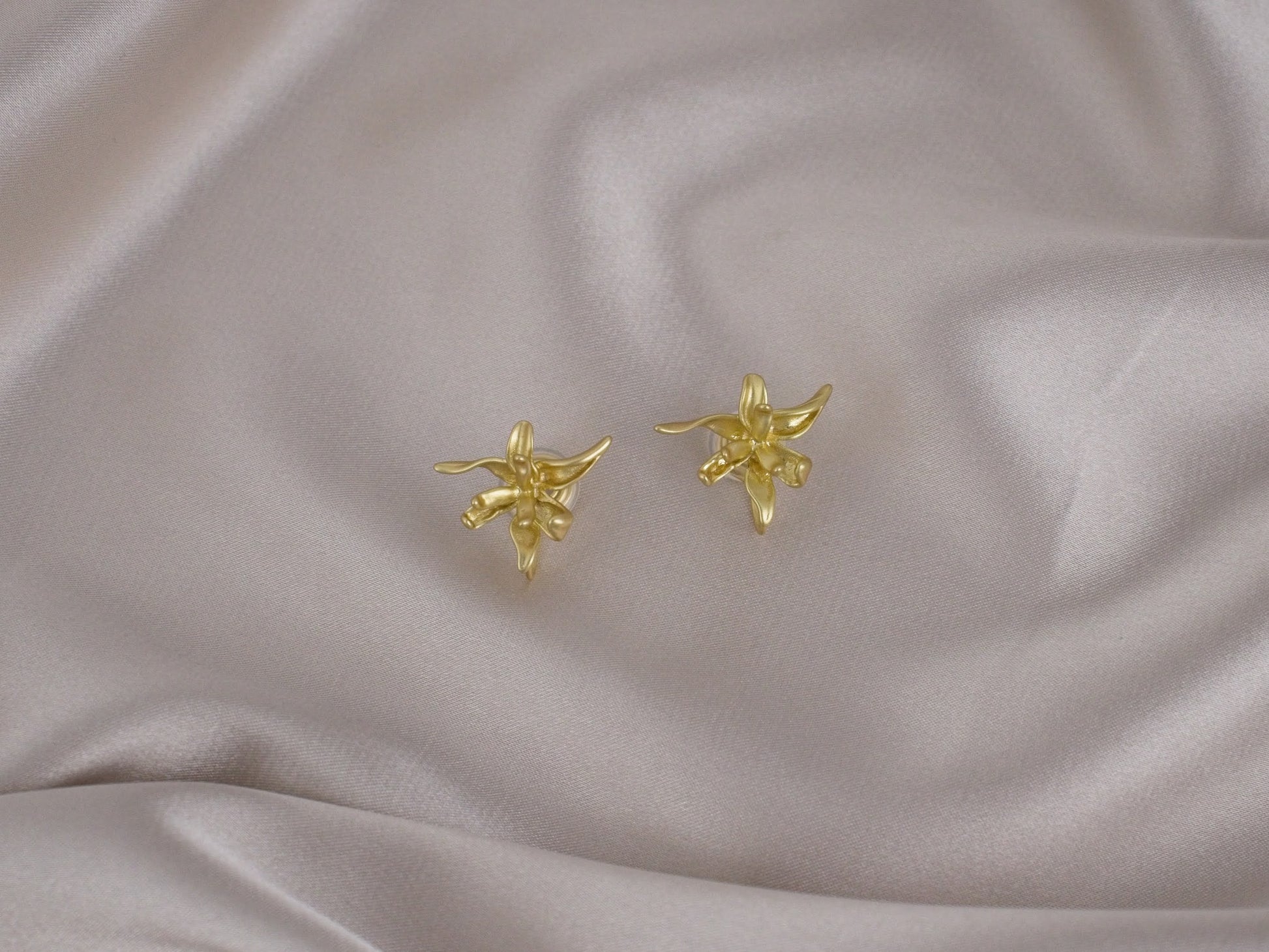 Elegant Flower Bloom Gold Earring image 1