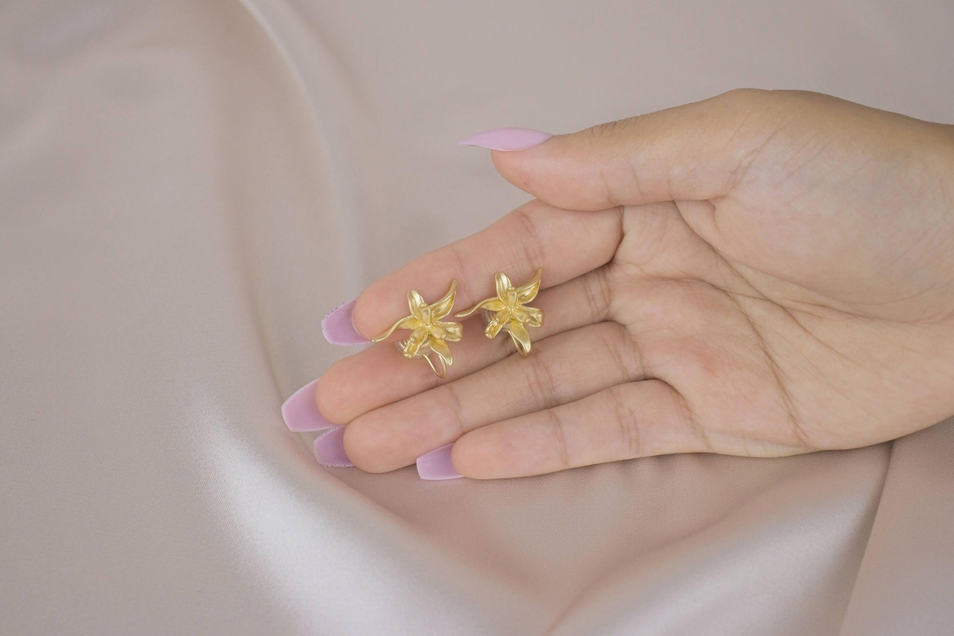 Elegant Flower Bloom Gold Earring image 2