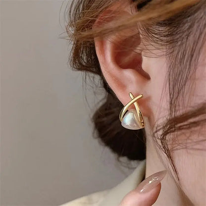 Triangle Pearl - Clip on earring - Pearl and Gold