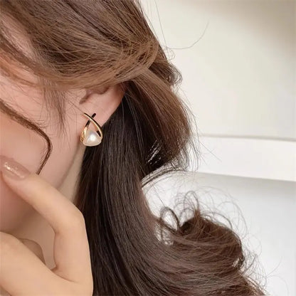 Triangle Pearl - Clip on earring - Pearl and Gold